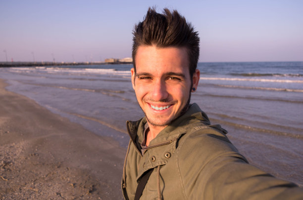 有人在海滩上自拍图片下载