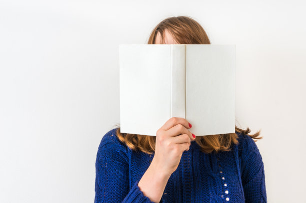 漂亮女人在看书，遮住脸素材图片