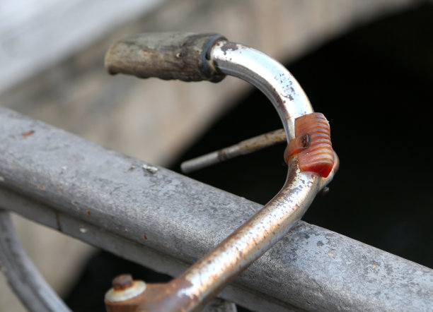 旧自行车的车把，有一块红色的橡胶支撑图片下载