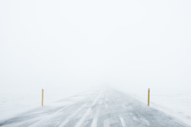 冬季暴风雪在冰岛的驾驶道路上图片下载