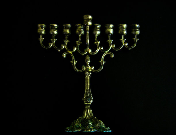 黑色背景上的烛台图片下载