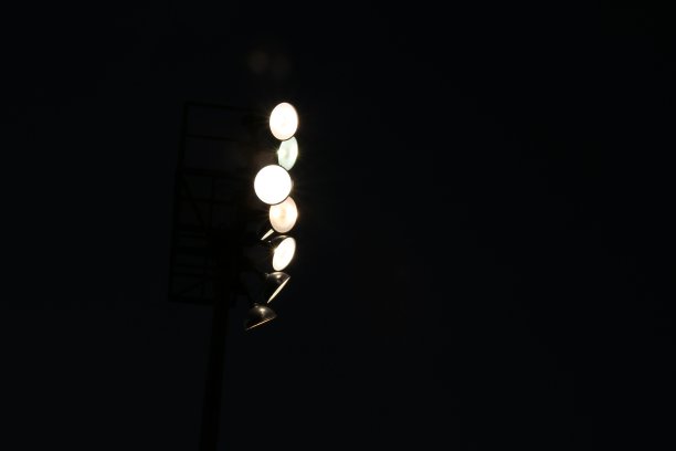 足球场夜间照明。图片下载