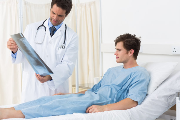 医生给病人看x光报告图片下载