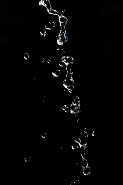 黑色背景上的水流图片下载