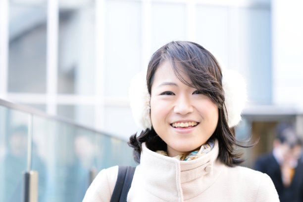 微笑的年轻女人图片下载