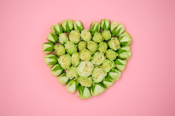 婚礼背景与玫瑰。玫瑰的心。纸上的玫瑰背景。从以上观点。婚礼，爱情的概念。图片下载