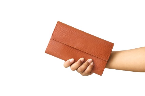 女人的手拿着一件棕色的东西图片下载