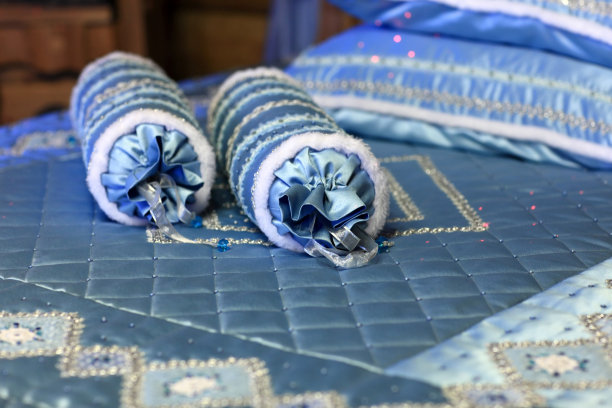 蓝色的滚轮在床上图片下载