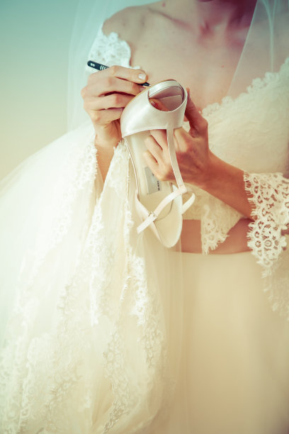 新娘把的名字写在结婚鞋下图片下载