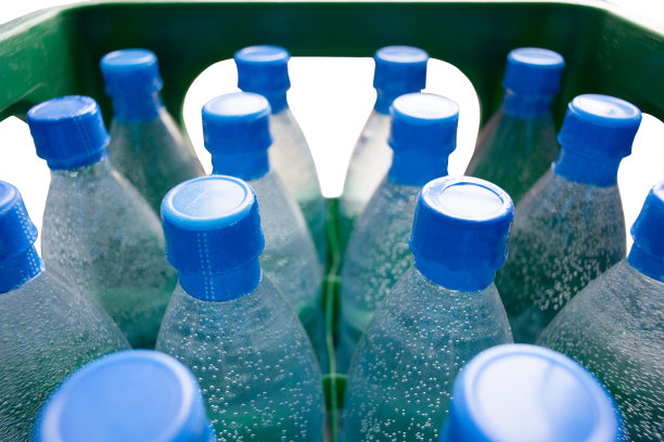 绿色板条箱里装着瓶装水图片下载