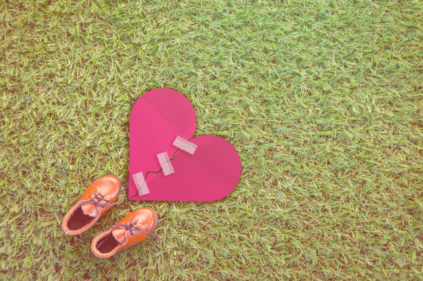 皮鞋上的草背景与心碎的剪纸图片下载