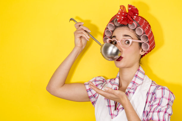 有趣的家庭主妇烹饪图片下载