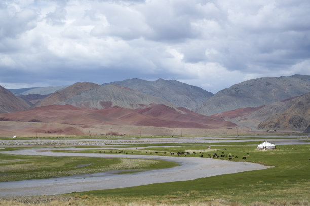 河岸边的蒙古包图片下载