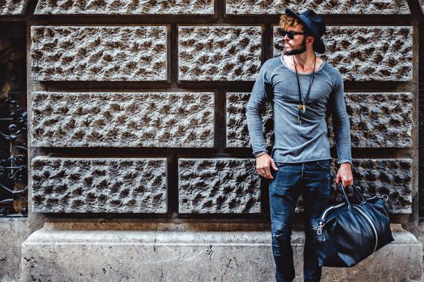 靠在墙上等着的嬉皮士图片下载