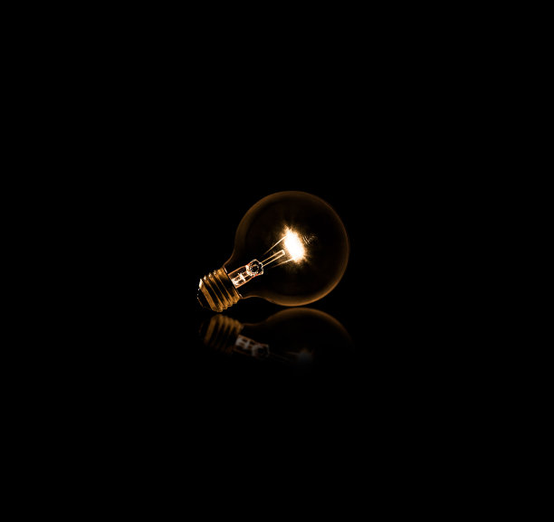 在黑色背景上点亮灯泡图片下载