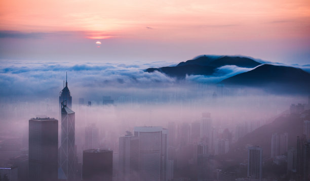在多雾季节，香港维多利亚港上空乌云滚滚图片下载