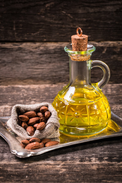 木桌上放着杏仁和油图片下载