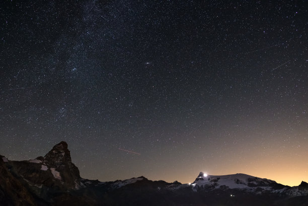 马特洪峰（切尔维诺峰）上的璀璨星空素材图片