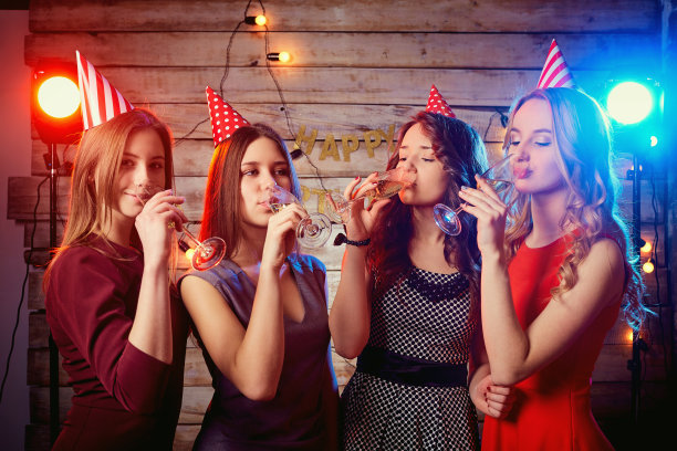 女朋友们在生日聚会上喝香槟图片下载
