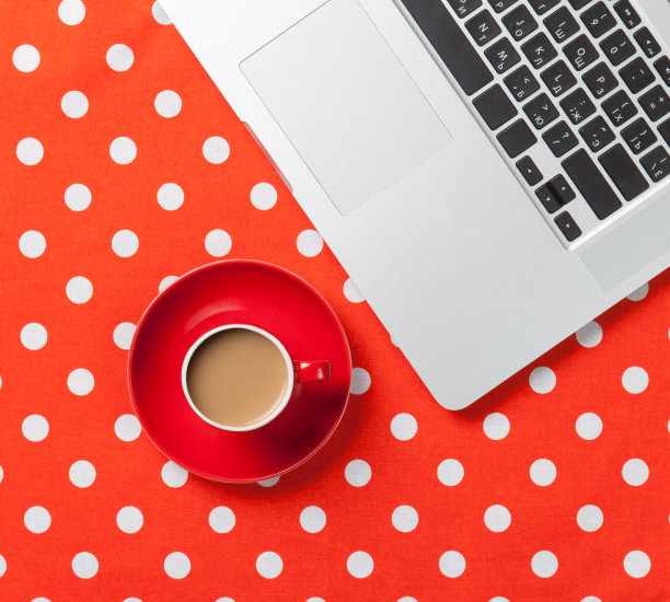 一杯咖啡和一台笔记本电脑图片下载