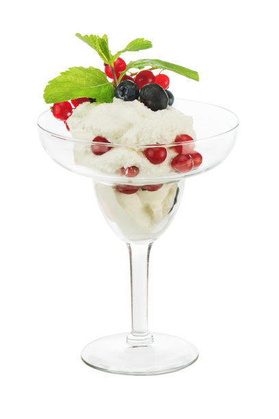 冰淇淋在玻璃碗，水果孤立在白色图片下载