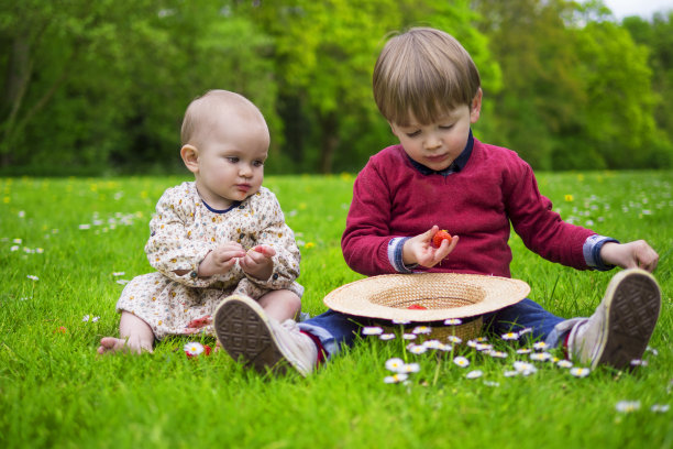 孩子吃草莓图片下载