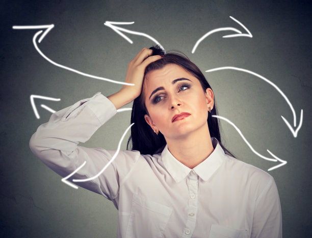 困惑的女人，许多扭曲的箭从她的头出来图片下载
