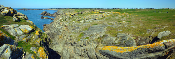 尤岛东南部的野生岩石海岸线全景图图片下载