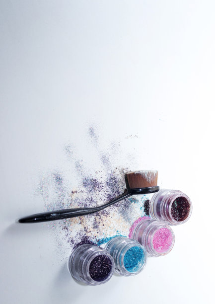 美丽的颜料和化妆刷。图片下载