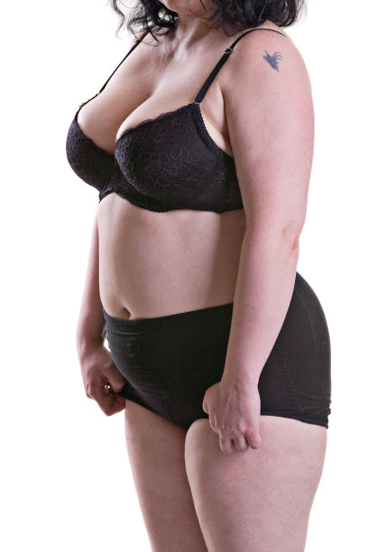 一个穿着黑色内衣的中年妇女的身体图片下载