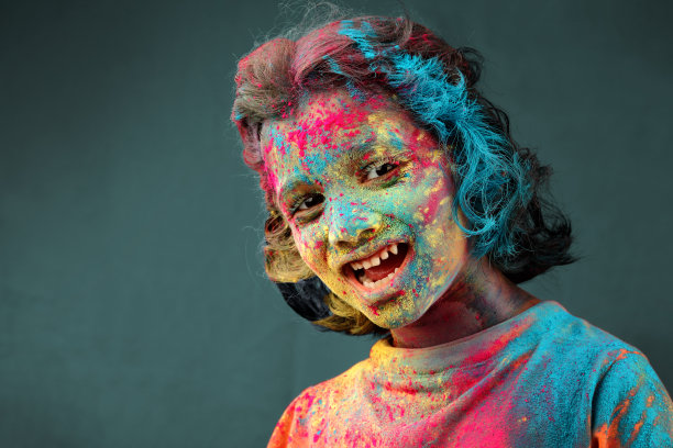 有胡里节色彩的小女孩图片下载