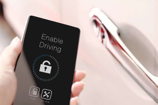 智能手机上显示智能开始图标。智能手机让我们的生活变得更容易。图片下载