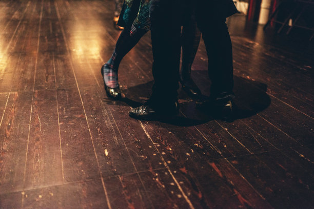 男人和女人紧密地站在一起图片下载