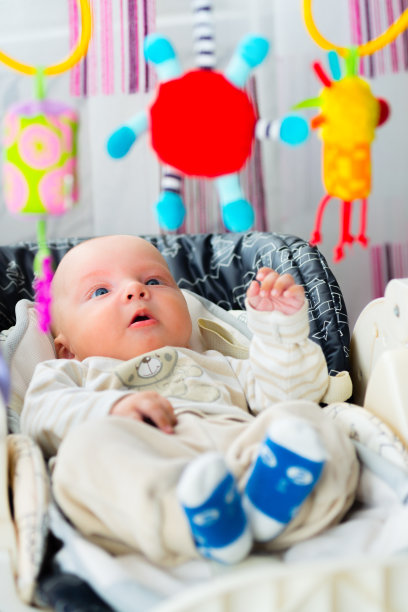 一个孩子坐在高椅子上玩耍图片下载