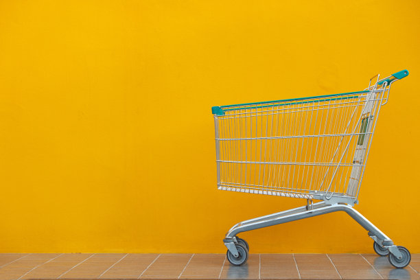清空购物车停车场的黄色背景与copyspace。图片下载
