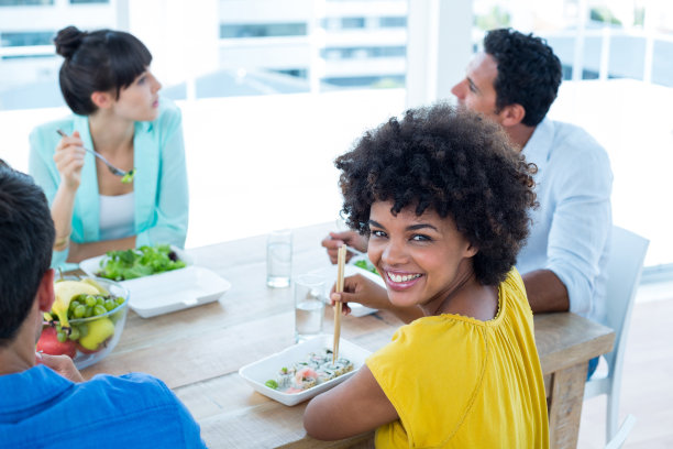 微笑着吃午餐的女商人图片下载