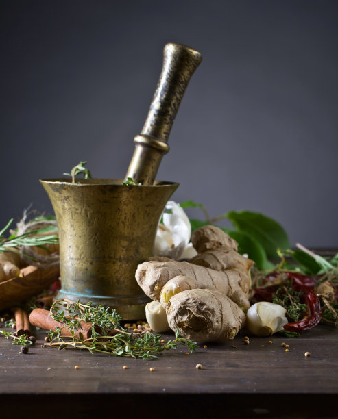 木桌上放着不同的药草和香料。图片下载