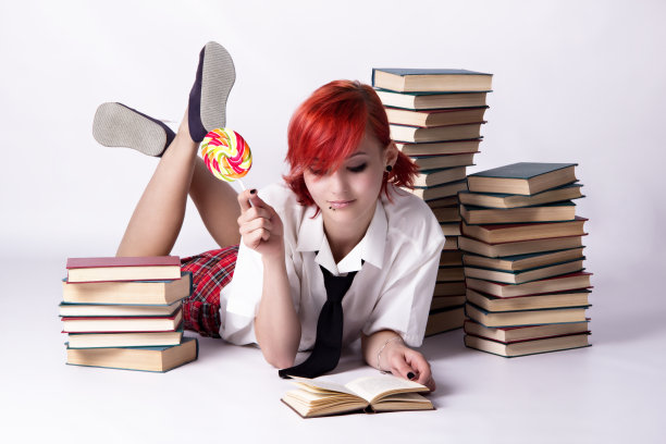 小女孩在看书图片下载