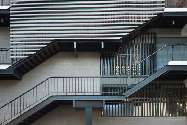 建筑上的铁楼梯背景图片下载