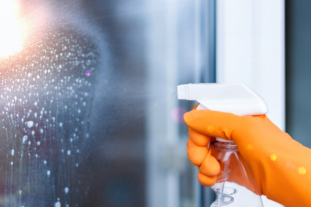 工人清洁窗户。图片下载