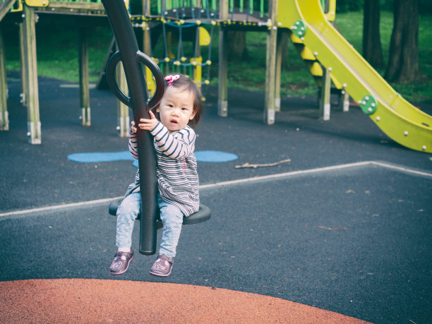 小女孩在荡秋千图片下载
