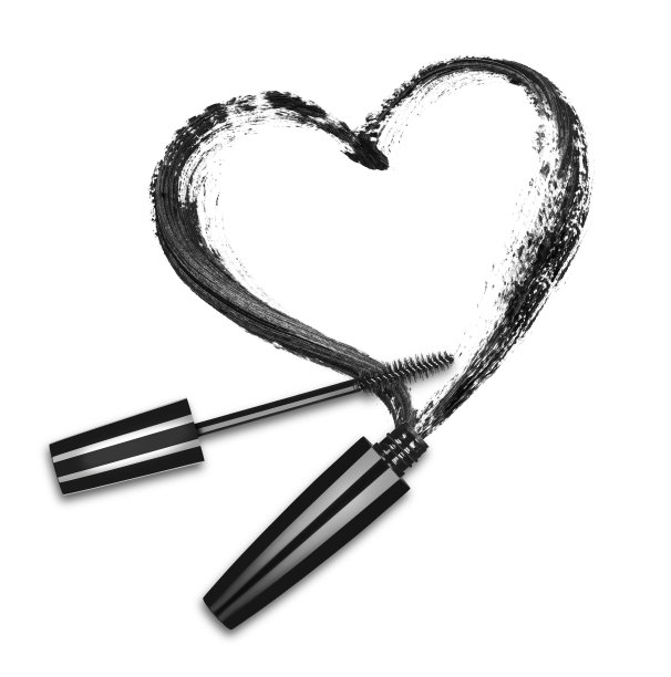 特写的睫毛膏刷与黑色的笔触在形状的心，在白色的背景。图片下载