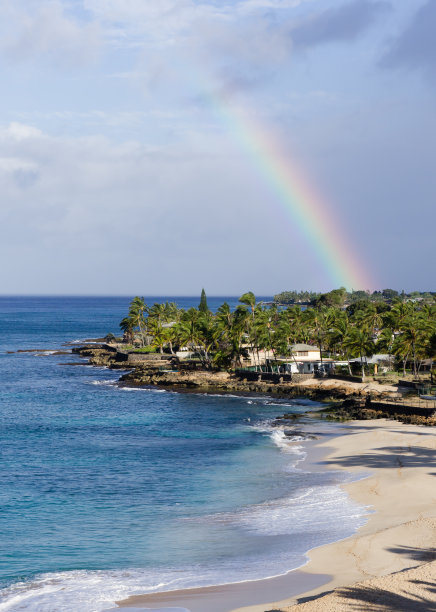 马卡哈海滩上的蓝色海水和彩虹图片下载
