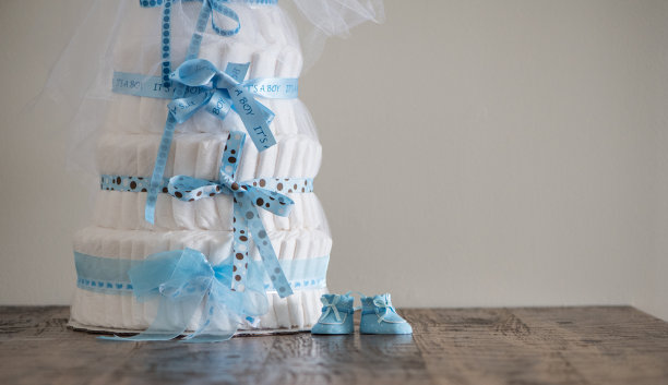 一个多层尿布蛋糕为宝宝送礼会。图片下载