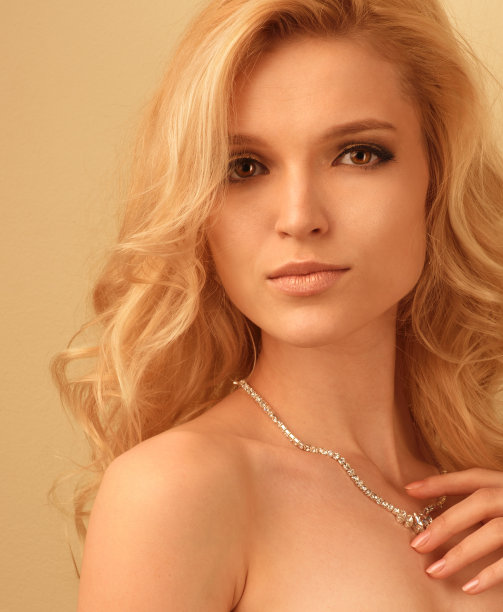 近距离裁剪头部豪华女人的照片图片下载