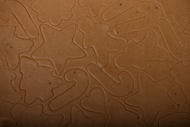 用香料烹饪传统的圣诞饼干。生面团放在桌上。烹饪的背景图片下载