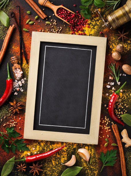 黑板四周是各种香料和香草图片下载