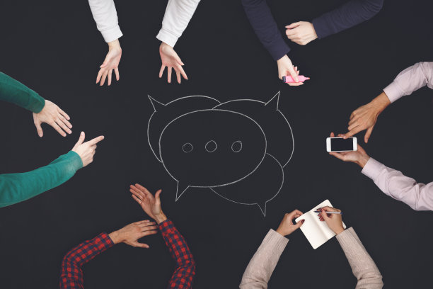 团队合作概念-俯视图六人在黑板上工作。图片下载