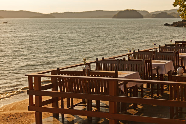 海滩附近的餐桌图片下载