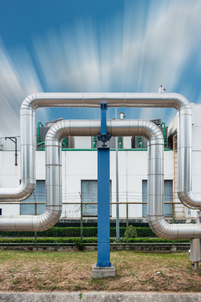 以工厂蒸汽分配管道为背景。图片下载